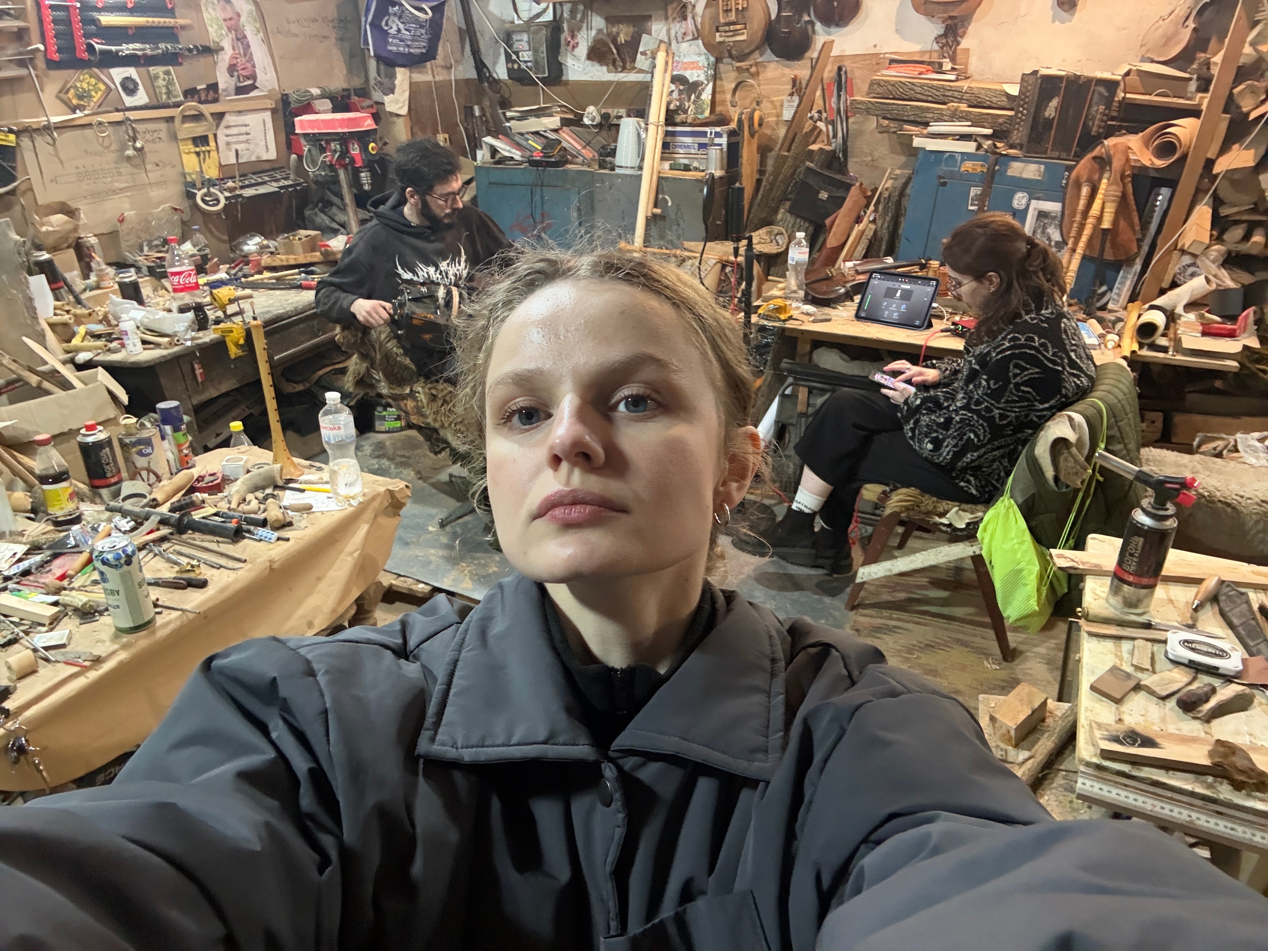 Дарья Панас во время записи аутентичных инструментов в мастерской Дмитрия Березюка